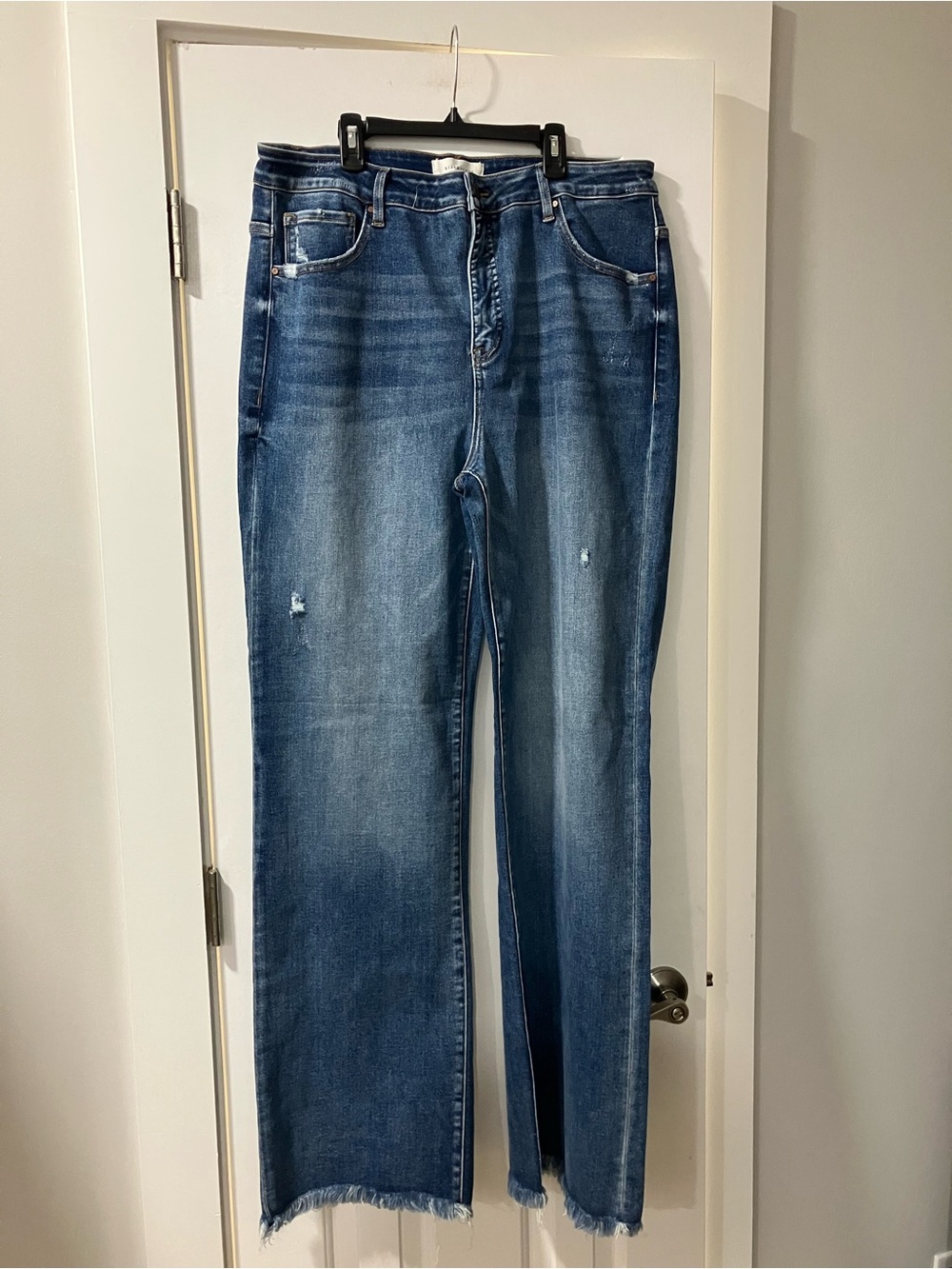 Straight-Leg Women's Jeans in Medium Blue with Raw Hem